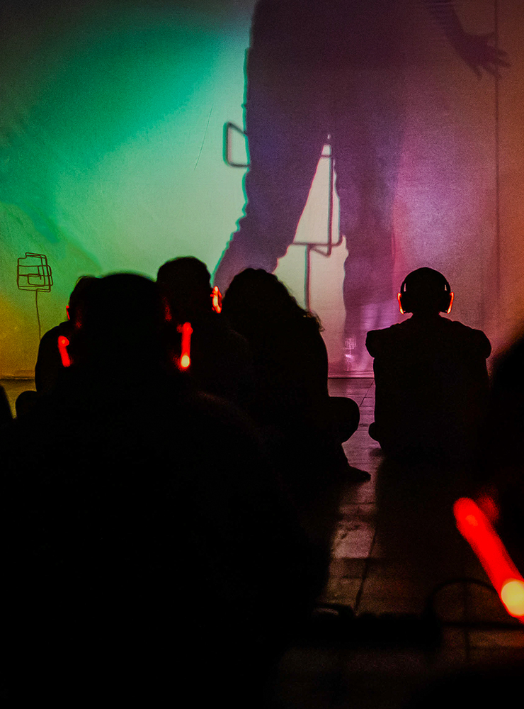 Instalación inmersiva Clarianes de Biopoètica. Foto: Pere Virgili - Cedidas por Fabra i Coats: Fàbrica de Creació, (Seismes 2023)